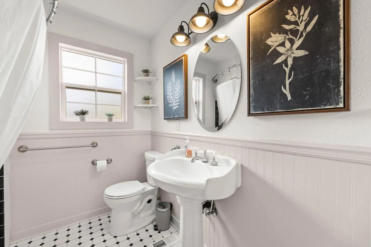 Timeless Historic Home Near Downtown Vancouver Holiday home